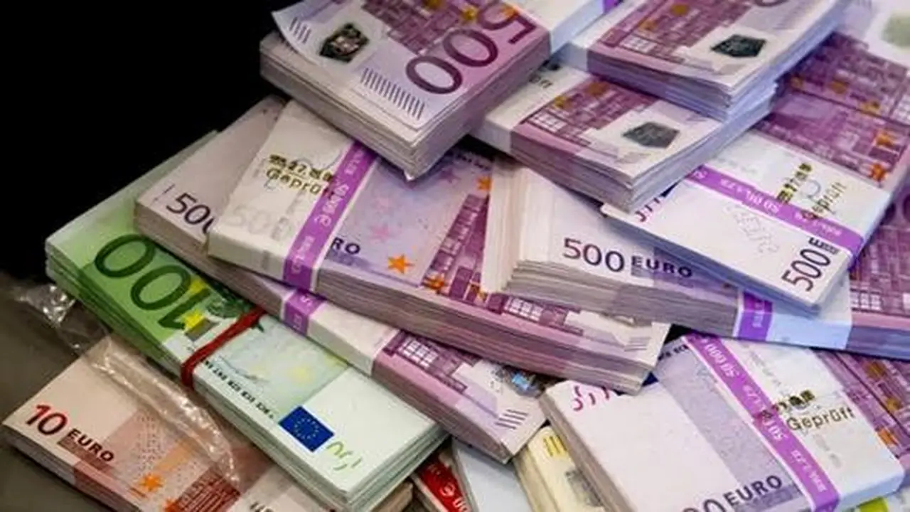 سعر اليورو يسجل 64 جنيها للبيع في البنوك المصرية بتعاملات الأربعاء